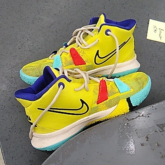 Kyrie sneakers - Picture 3 of 3